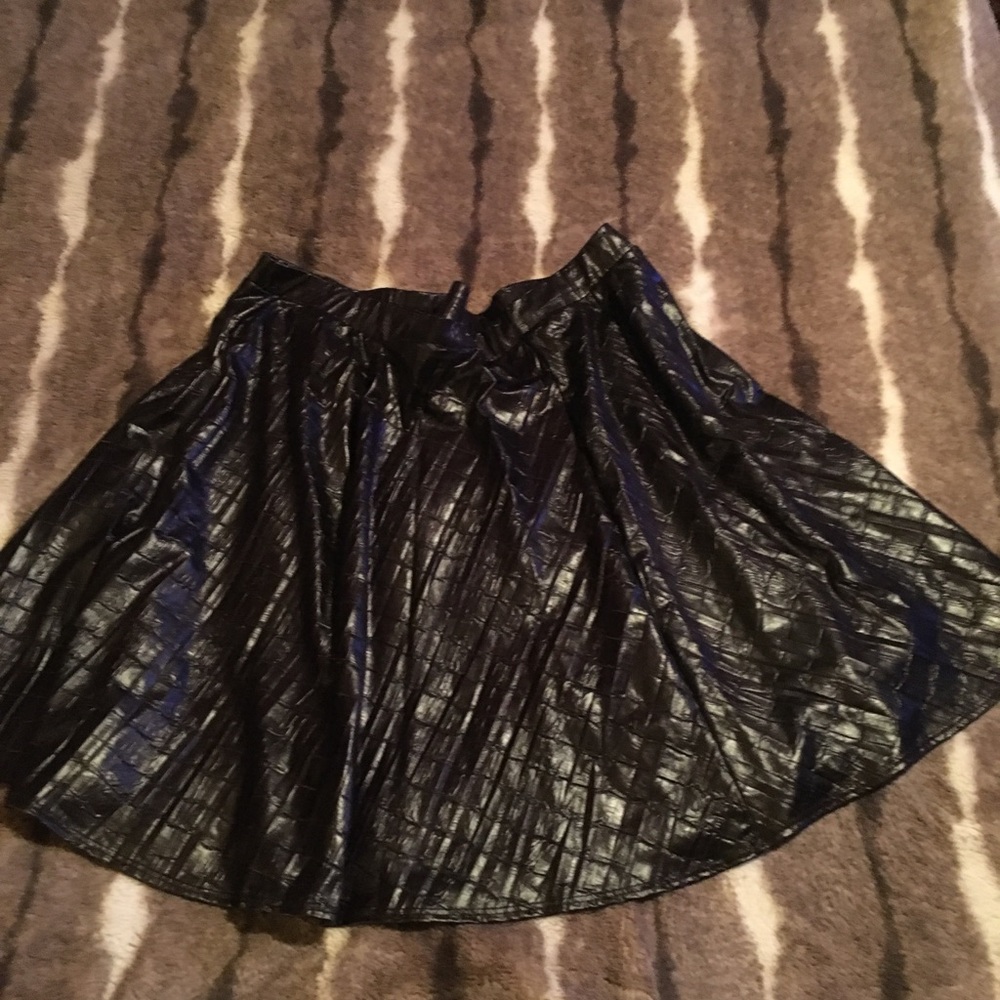 Black textured circle faux leather skirt